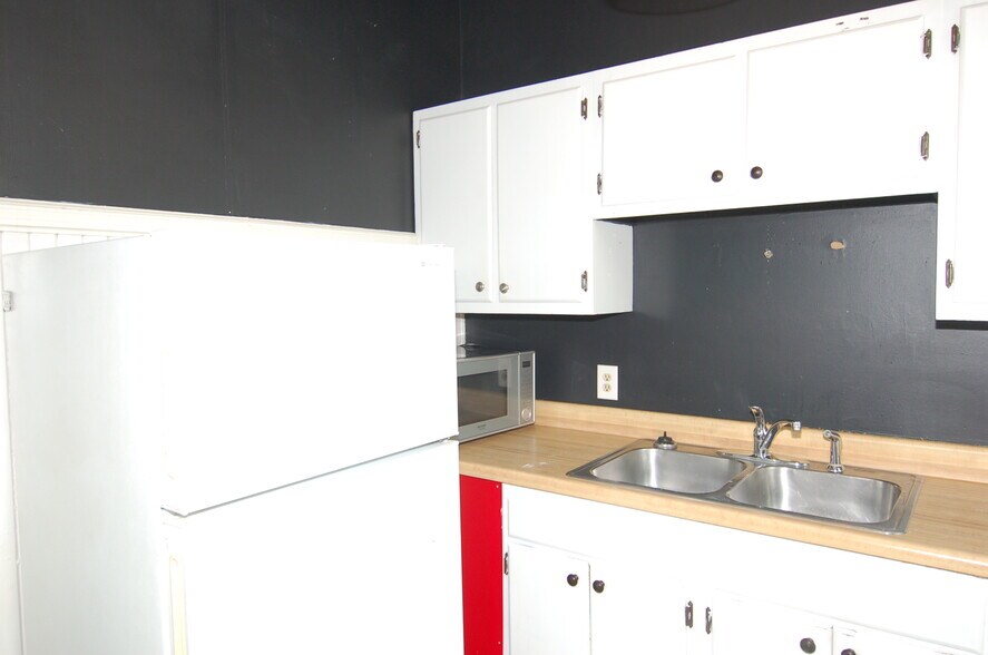 Kitchen - 801 Glenwood Ave