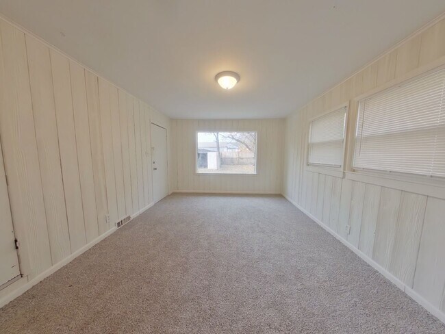 Building Photo - 3 Bedroom Home