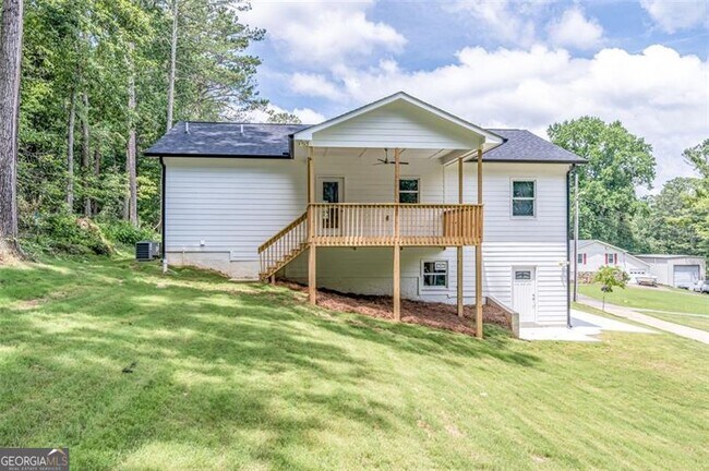 Building Photo - 215 Pinecone Ln