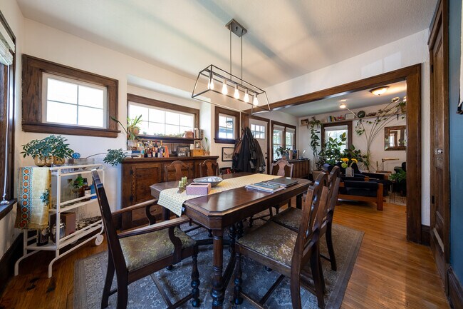 Building Photo - 817 Central Ave W