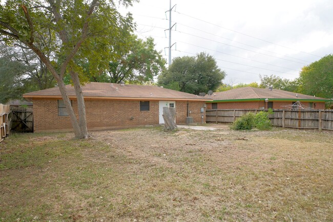 Building Photo - Lovely Home in Cibolo Now Available - Real...