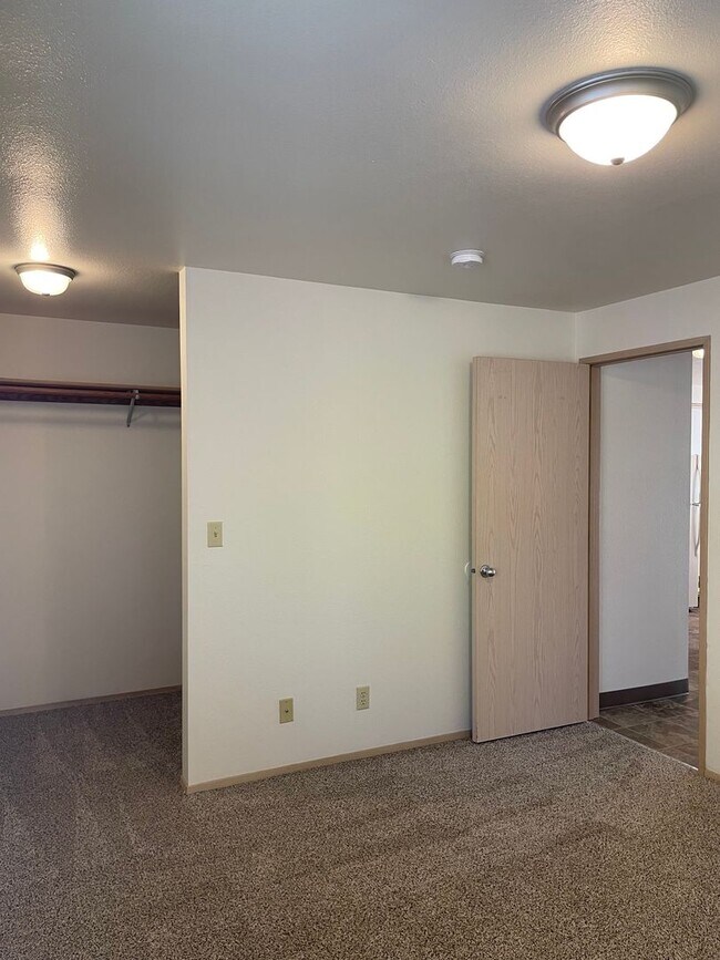 Building Photo - Rent Special: 1/2 Off May's Rent!!1 Bedroom 1 Bath Apartment - Second Floor!