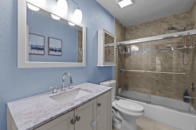 Building Photo - Spacious 4-Bed, 3-Bath Home in Virginia Beach!