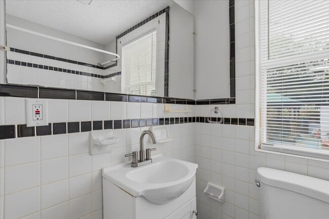 Building Photo - Spacious 2BR/1BA Lower-Level Apartment Near Downtown Savannah