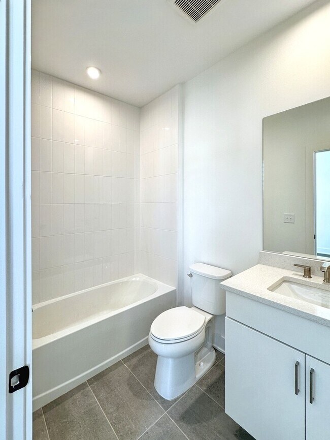 Building Photo - Luxury 2BR/2.5BA Townhome – Steps to Downt...