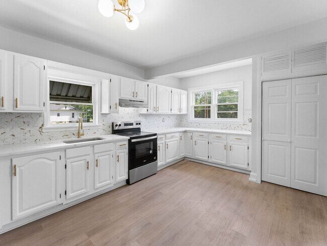 Building Photo - Updated 3-Bedroom Home with Spacious Yard in Hainesport