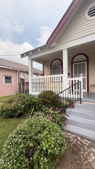 front porch and yard with driveway - 417 Coolidge St