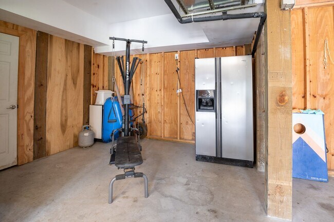 Building Photo - PERFECT SINGLE FAMILY OFF-SEASON MONTHLY R...