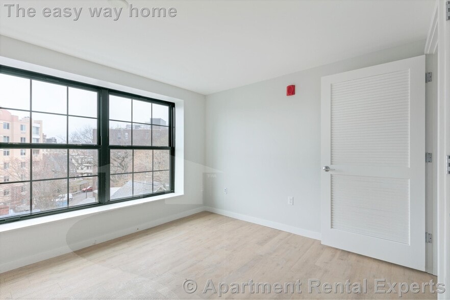 Building Photo - 10 Soden St