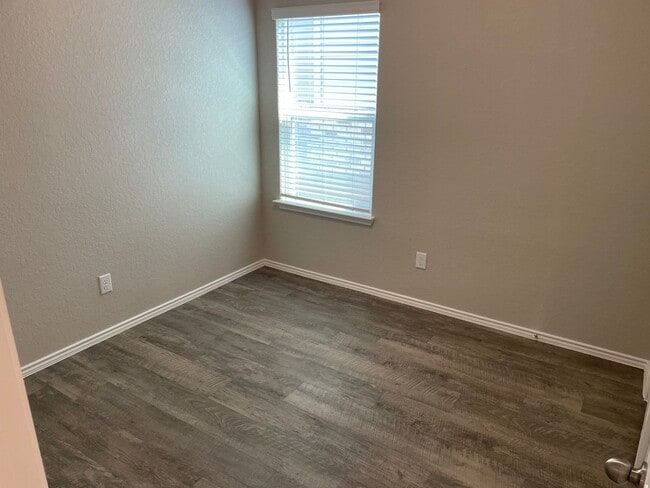 Building Photo - Three Bedroom | Two Bath Home in Scott's Hollow
