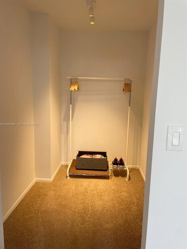 Building Photo - 800 Parkview Dr