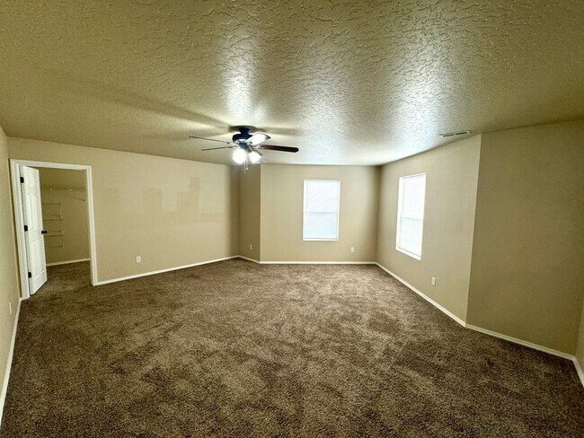 Building Photo - Spacious 5-Bedroom Home with 3-Car Garage in Nampa