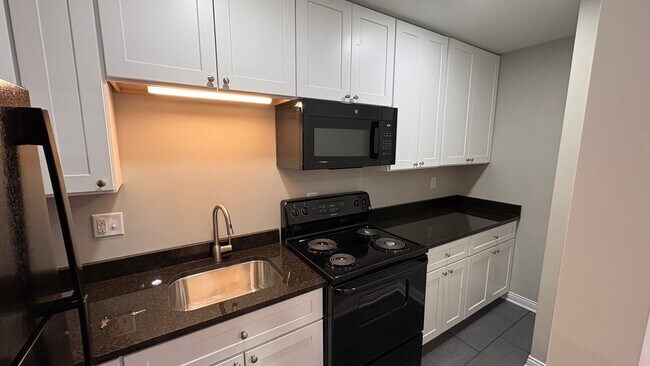 Building Photo - 475 St Moritz Dr