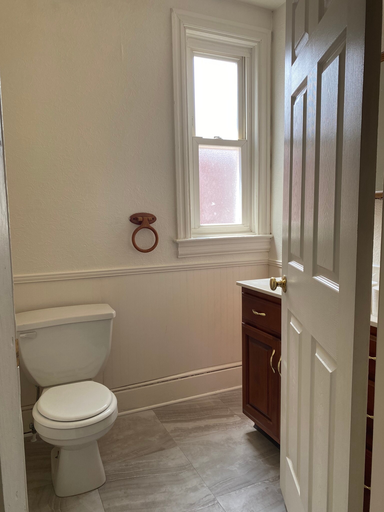 1/2 bath - 1039 W Poplar St