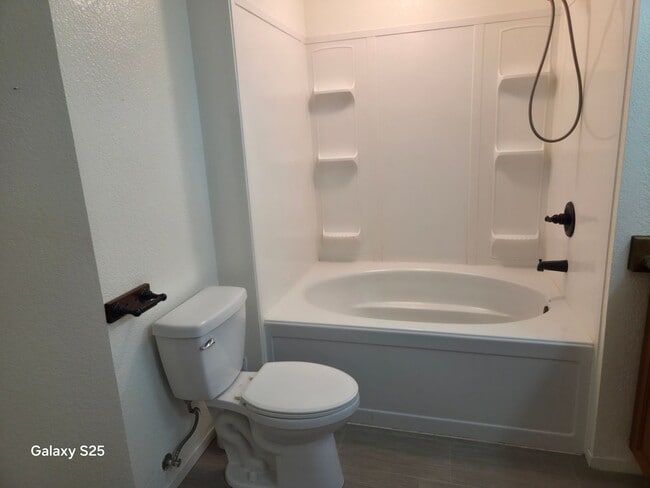 Building Photo - Three Bedroom Two Bathroom Home in Antelope