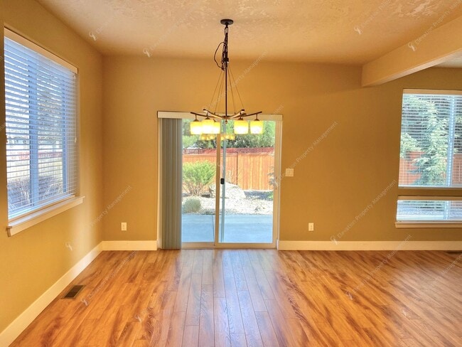 Building Photo - SW Bend Home Close to Old Mill & Deschutes River Trail