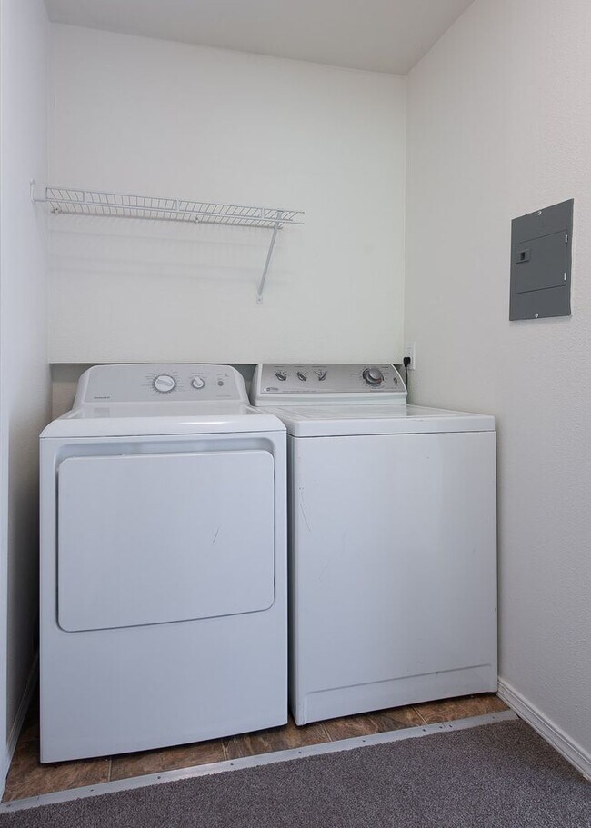 Building Photo - Amazing 2bed/1bath Apartment w/ Covered Parking in Redmond!