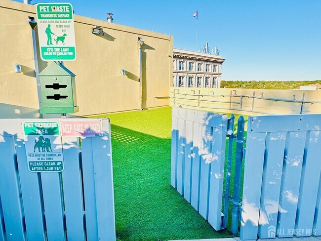 Building Photo - 1 Spring St