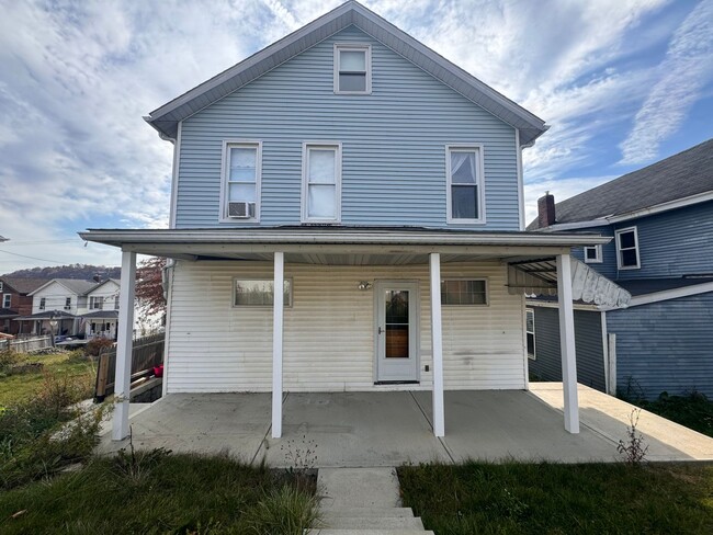 Building Photo - Beautiful 3 Bedroom house in Tarentum