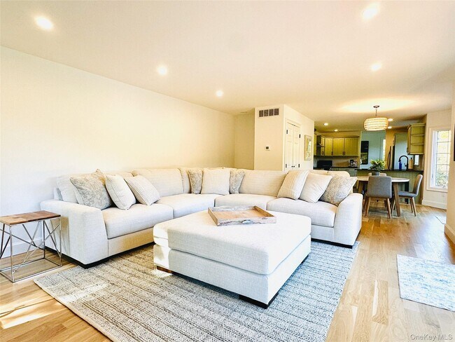 Building Photo - 10 Ginny Ln