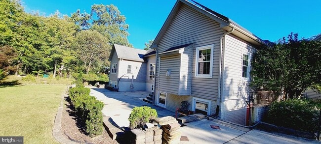 Building Photo - 9008 Doris Dr