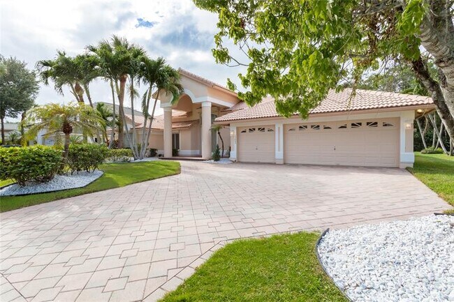 Building Photo - 15683 Cypress Park Dr