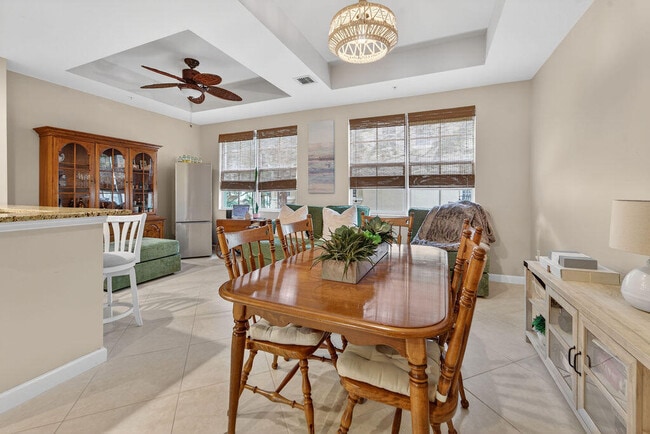 Building Photo - 11860 Valencia Gardens Ave