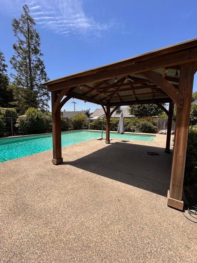 Building Photo - Beautiful home for rent in Visalia!