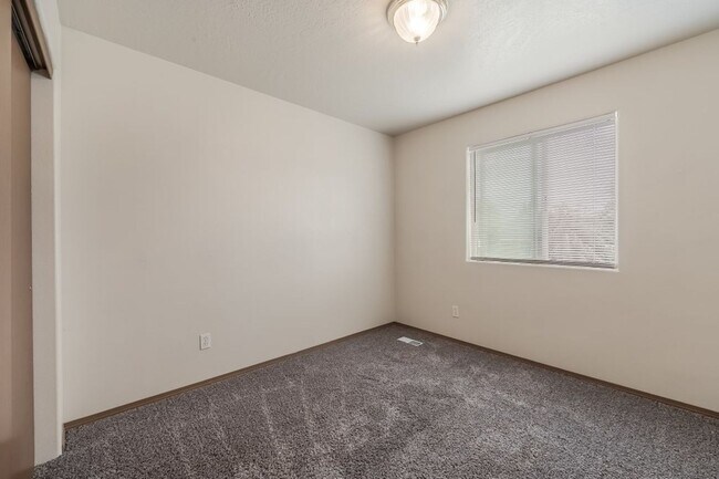 Building Photo - 3 bed 2 bath duplex with sprinkler system