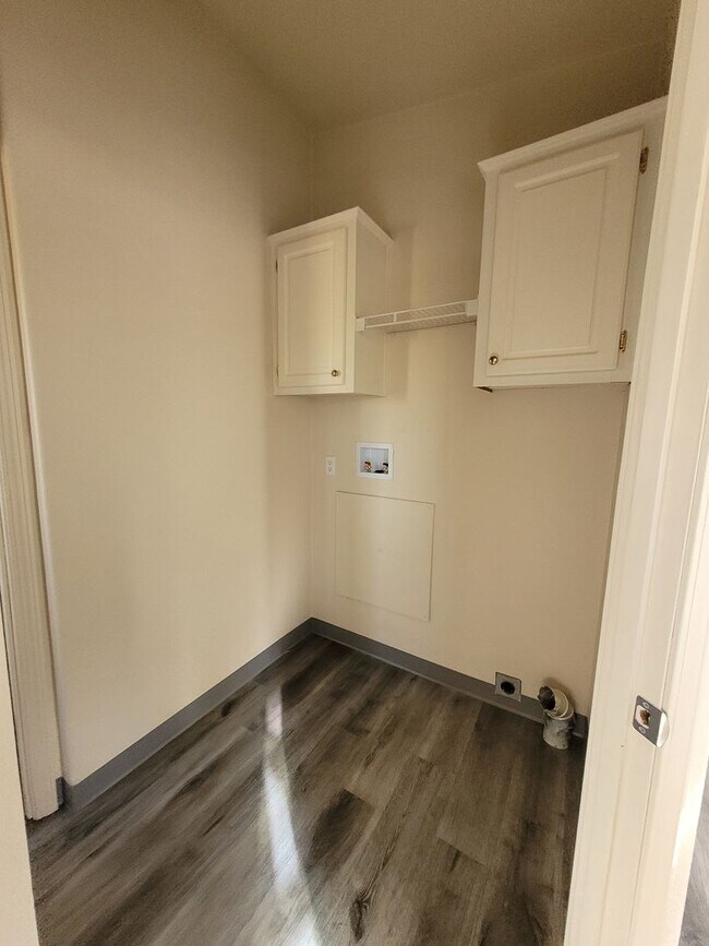 Building Photo - ***Limited Time Summer Rent Special!*** Pet Friendly 3 Bed : 2 Bath Home w/2 Car Garage & Access ...
