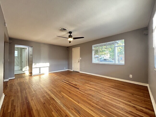 Building Photo - 6 Month Lease Special at $950/Month!