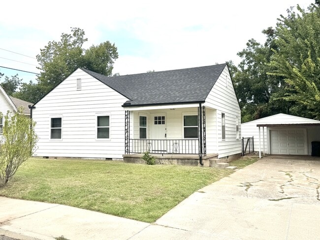 Primary Photo - 1701 NE 18th St