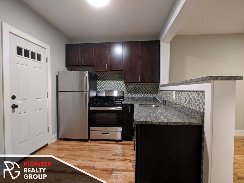 Building Photo - 4409 N Wolcott Ave