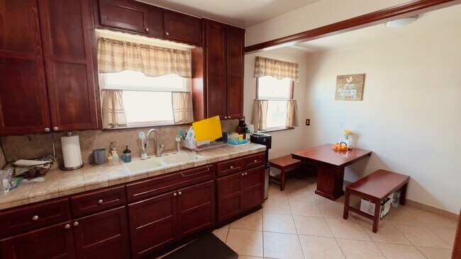 Building Photo - 2565 Kansas Ave