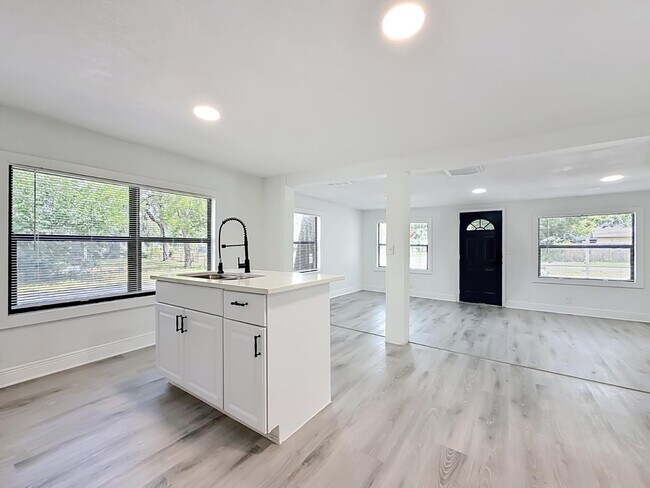 Building Photo - 8414 N 20th St