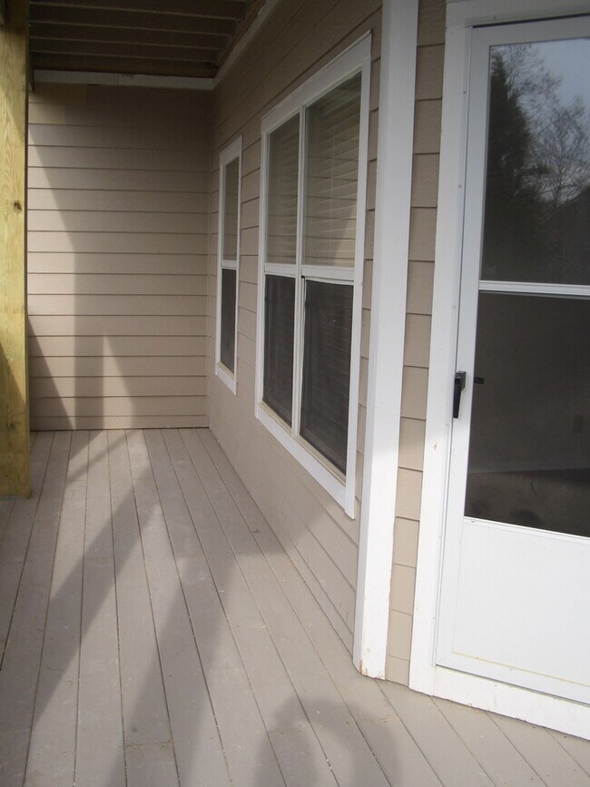 Building Photo - Renovated 2 bed/2 bath condo in the heart of Centreville, close to everything!!