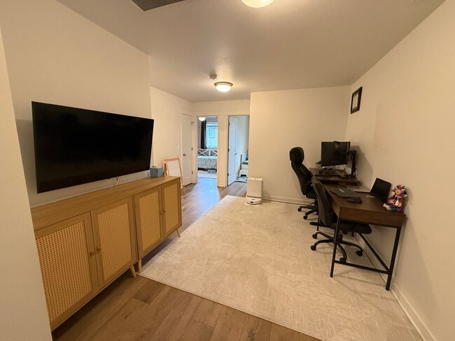 Building Photo - Beautiful 3 Bed/2.5 Bath Townhome - NE Bend