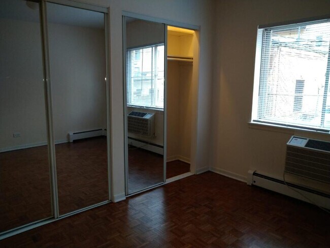 Building Photo - 425 W Oakdale Ave