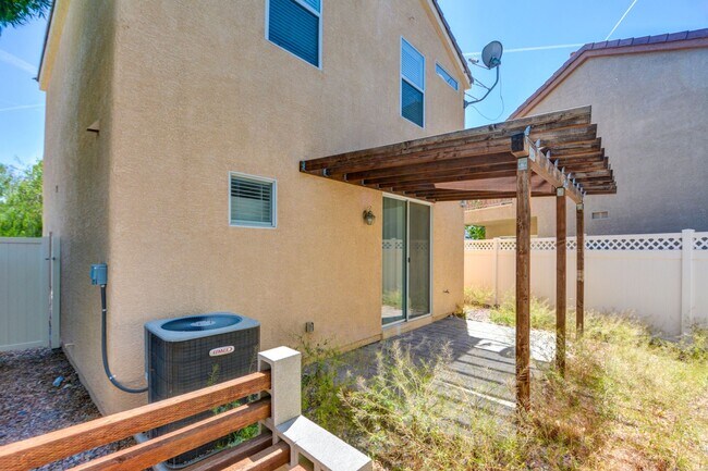 Building Photo - 2 Story 2 Bedroom Gated Community Amazing Location