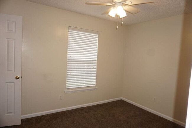Building Photo - 3 Bedroom Home With Garage