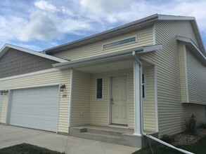 Building Photo - 3 Bed 2 Bath Twin home
