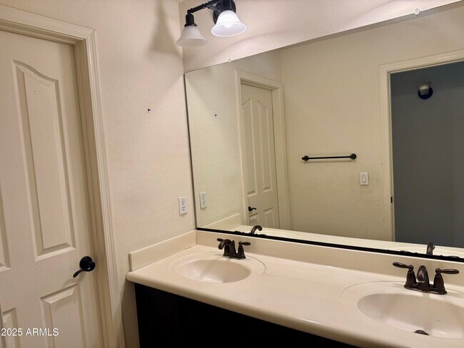 Building Photo - 3641 E Kingbird Pl