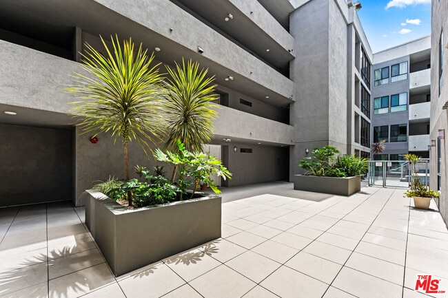 Building Photo - 12115 San Vicente Blvd