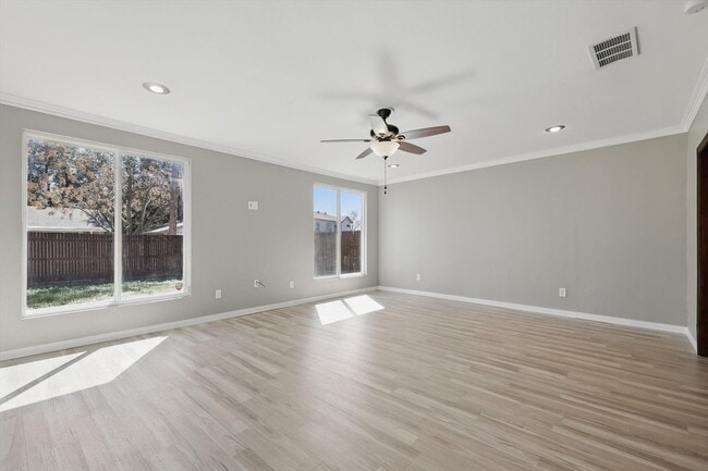Building Photo - 422 Clover Ln