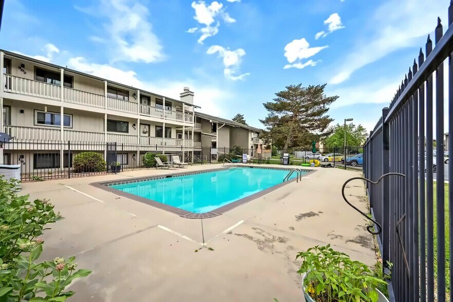 Building Photo - 645 Manhattan Plz