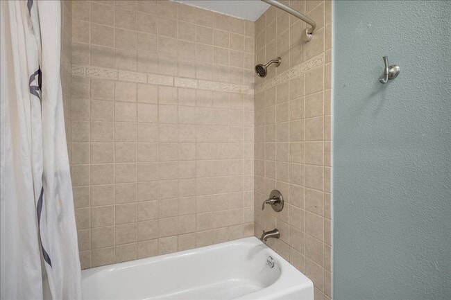 Building Photo - Spacious 3 bed 2 bath home in Mt. Carmel
