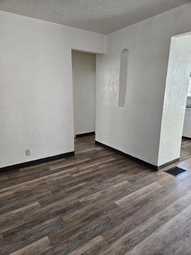 Building Photo - Fantastic 2 bedroom house avail NOW