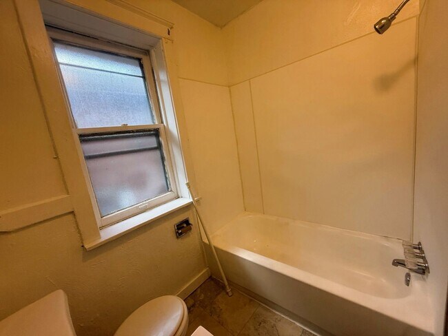 Building Photo - 2nd Floor Unit for Rent