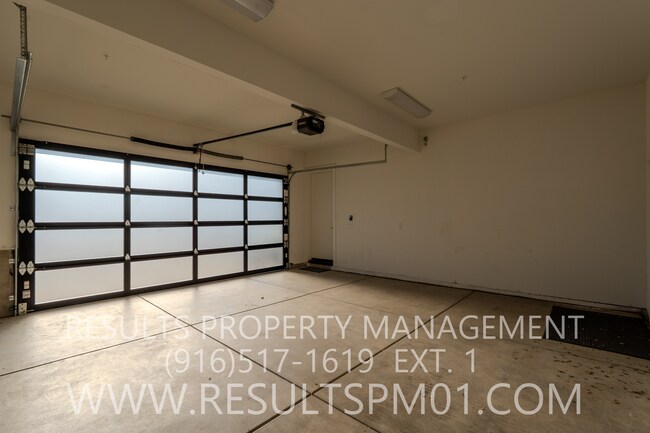 Building Photo - Stunning luxury custom home! 4 bedrooms heart of Fairoaks