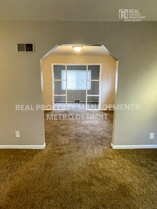 Building Photo - UPDATED TRADITIONAL COLONIAL